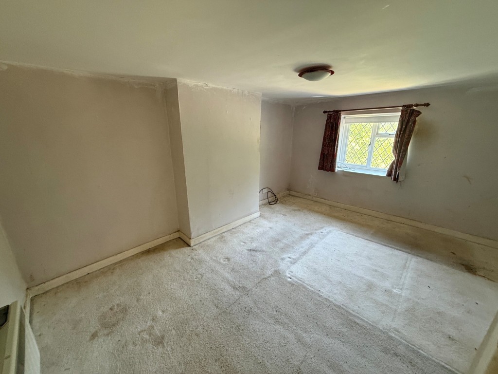 Lot: 86 - END-TERRACE COTTAGE FOR IMPROVEMENT - Main bedroom